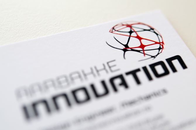 Aarbakke Innovation logo på visittkort
